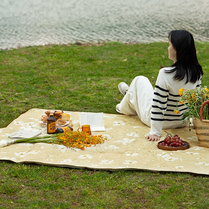Foldaway Picnic Mat｜Water-repellent, easy to clean, and ready for outdoor days.